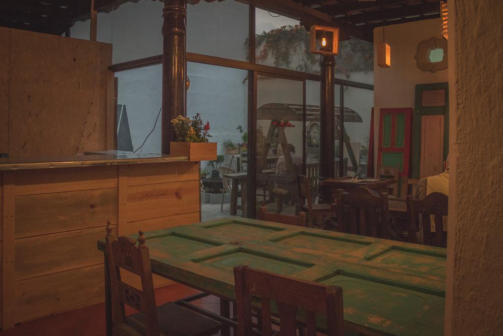 אנטיגואה גואטמלה Somos Hostal חדר תמונה